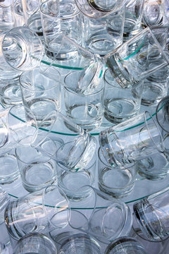 Bicchieri in equilibrio su piani in vetro inquadratura verticale