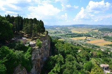 Orvieto - Pozzo di San Patrizio e panorama umbro