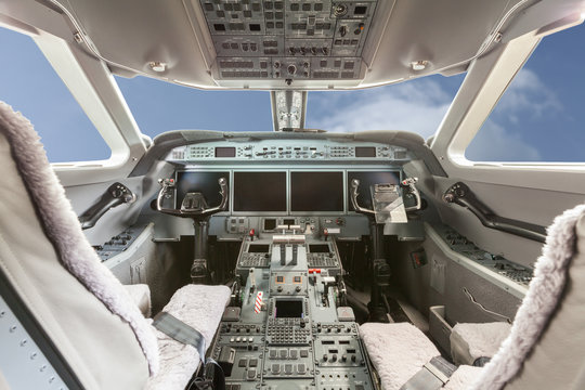 Innenansicht flugzeug Cockpit G550 mit Steuerung