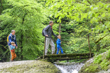 Zwei Väter mit den Söhnen beim Wandern