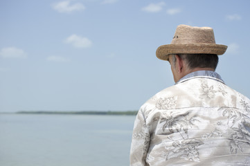 Homme regardant la rivière.