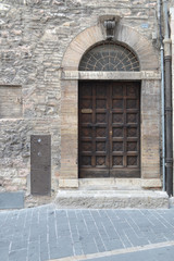 Fototapeta premium Historische Haustür in Assisi - Italien