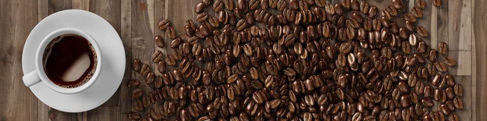 Obrazy na Szkle  Filiżanka kawy z ziarnami kawy z góry