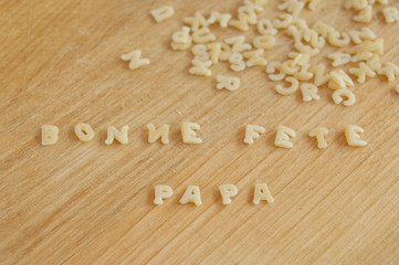 pâtes alphabet sur planche en bois, "bonne fète papa"