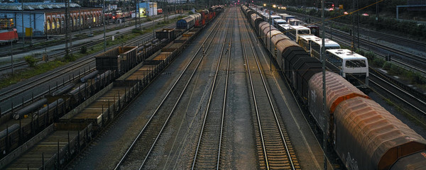 Sonnenuntergang am Rangierbahnhof mit Zügen, Waggons, Gütern