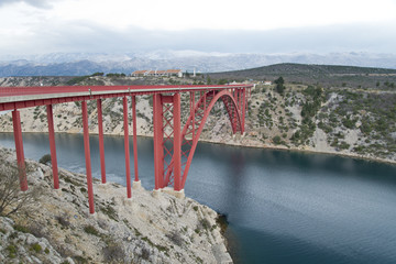 Maslenica-Brücke vor dem Velebit-Gebirge