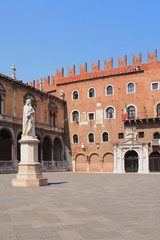 Fototapeta na wymiar Dante Alighieri monument, Sinyorov Square. Verona, Italy