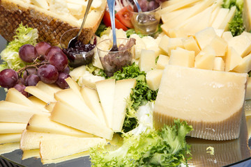 Antipasto di formaggio stagionato a fette e cubetti