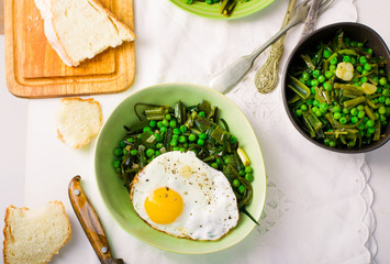 stewed green peas with fried eggs