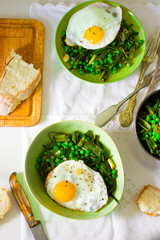 stewed green peas with fried eggs