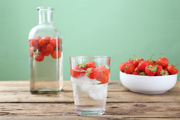 acqua ghiaccio e fragole tavolo di legno