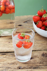 acqua ghiaccio e fragole tavolo di legno