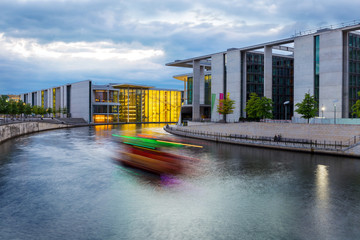 Kanzleramt (Paul-Löbe-Haus) an der Spree bei Nacht, Berlin