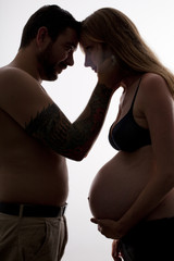 Hombre acariciando a mujer embarazada