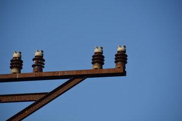 Isolatoren auf altem Mast