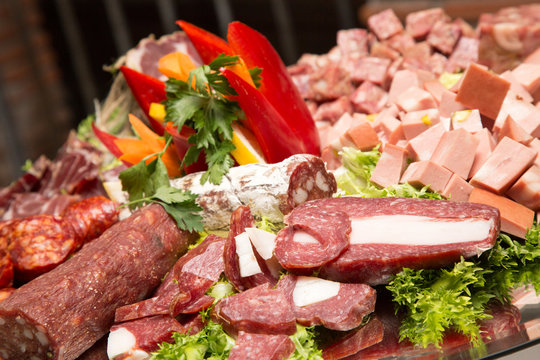 Salumi italiani assortiti in primo piano