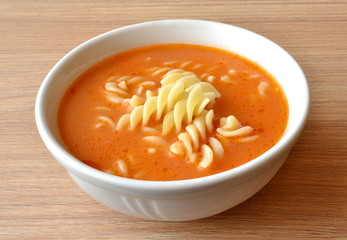 zupa pomidorowa z makaronem