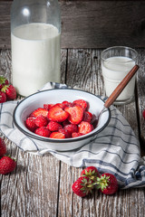 Strawberries with sugar .