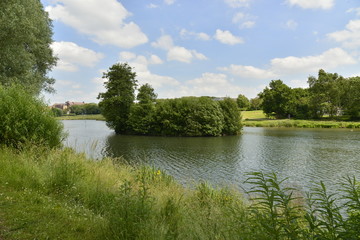 Le lac et son ile au parc de Louvain-la-Neuve