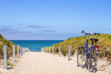 Fahrrad auf dem Weg zum Strand 