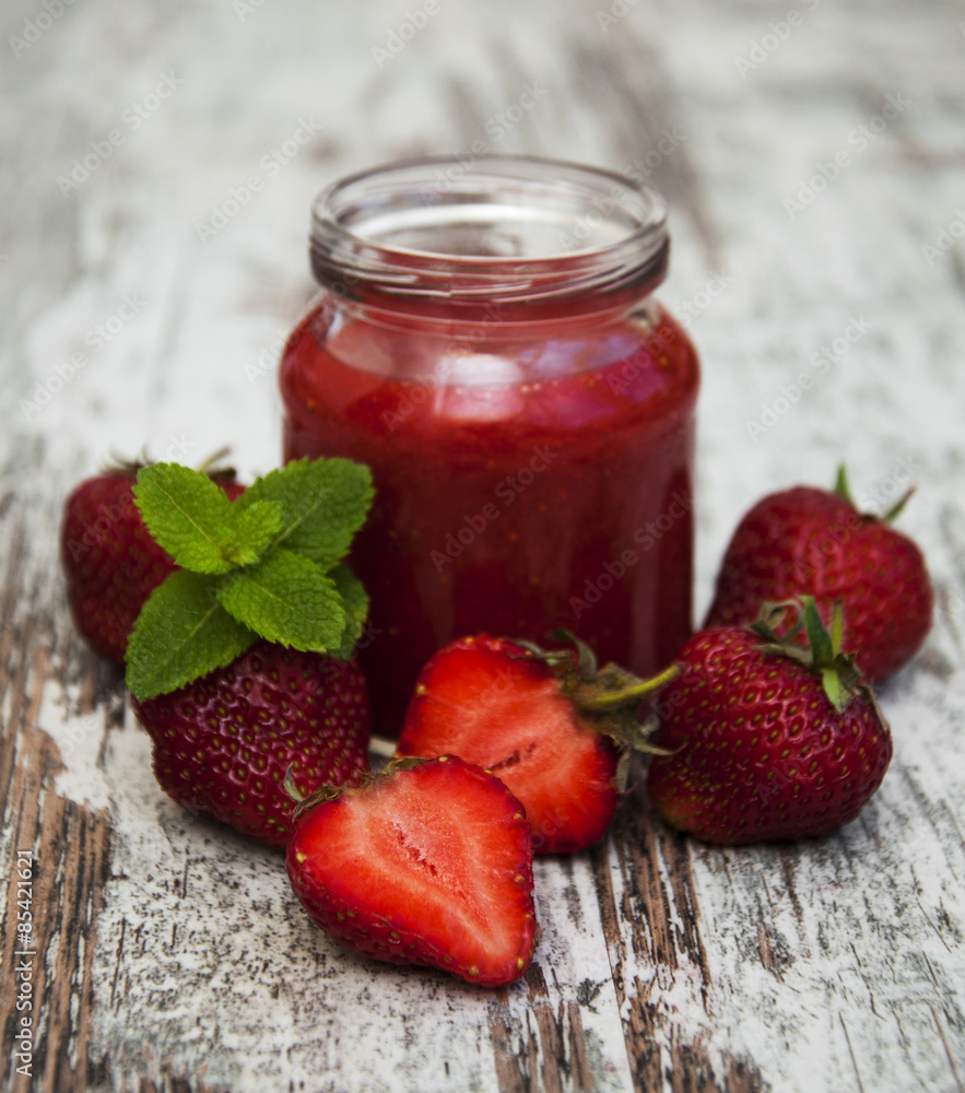 Poster Strawberry fruit smoothies with fresh strawberries