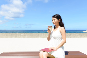 海辺で寛ぐ女性