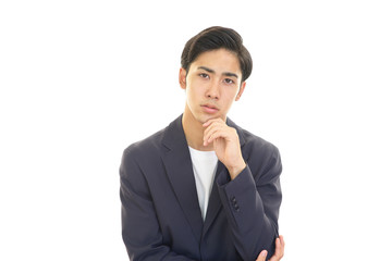 考え事をする男性