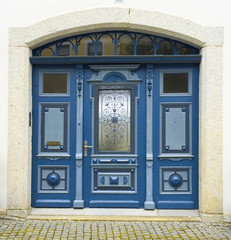 Bunte Holztür mit Schmuckelementen