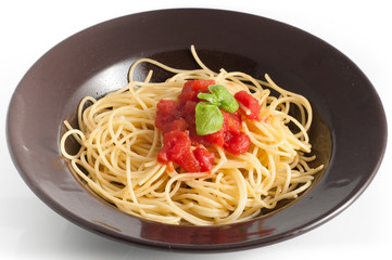 spaghetti with fresh tomato and basil