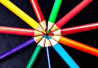 Naklejka premium Macro of colored pencils in a circle.