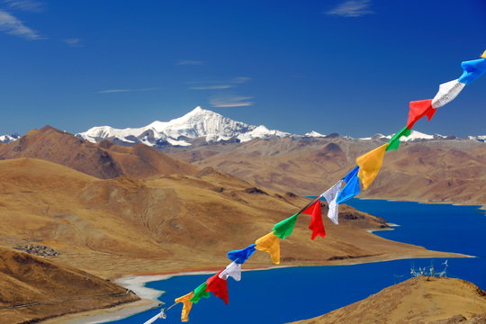 Prayer flags crossing YamdrokTso-Lake. Kamba La-pass. Tibet. 1539