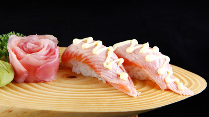 Nigiri salmon tataki