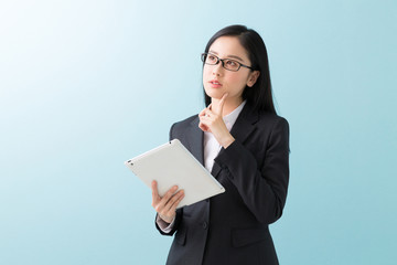 タブレットを持つ女性　ビジネス