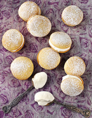 Sponge kisses with cream