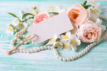 Obraz na płótnie Canvas Roses, jasmine flowers and empty tag