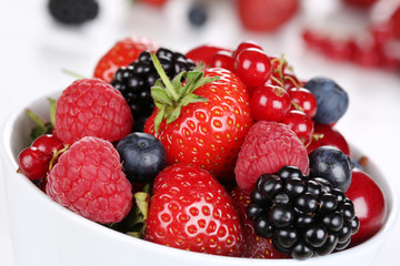 Nahaufnahme Beeren Früchte in Schüssel mit Erdbeeren, Himbeere