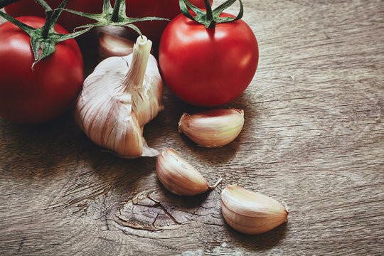 Tomatoes and garlic cloves
