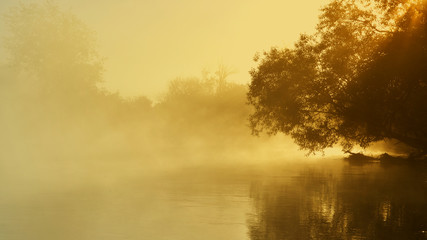 Fototapeta na wymiar Rzeka we mgle