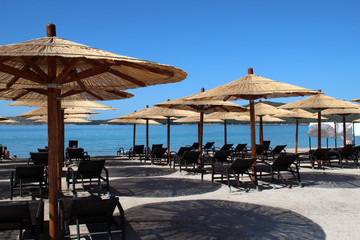 Sonnenschirme auf einem kroatischen Strand