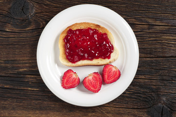 Toasted bread with jam and strawberry