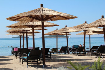 Sonnenschirme auf einem kroatischen Strand