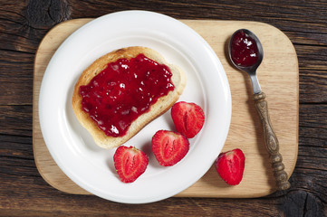 Toasted bread with jam and strawberry