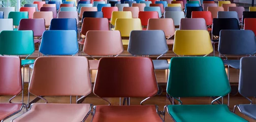 Foto op Plexiglas Theater Rijen kleurrijke stoelen