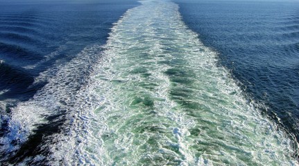 Wellen hinter einem Schiff