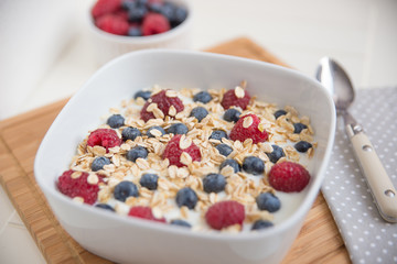 Joghurt mit Müsli und Beeren