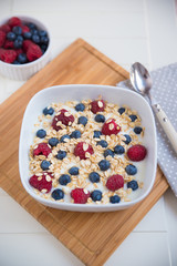 Joghurt mit Müsli und Beeren