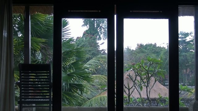 インドネシア、雨期のバリ島の部屋から見える景色