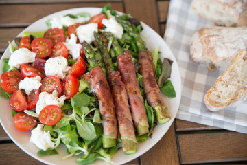 Salat mit Spargel im Speckmantel