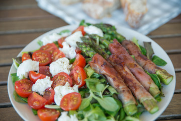 Salat mit Spargel im Speckmantel
