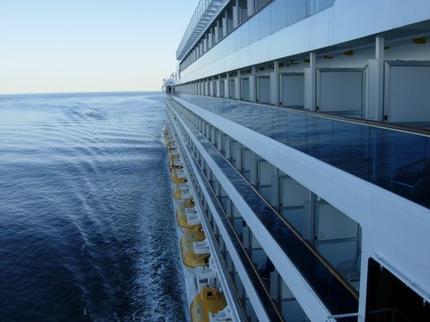 Balkone und Rettungsboote von einem Kreuzfahrtschiff